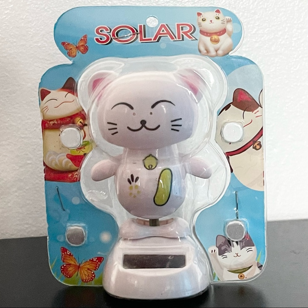 Solar powered bobble head